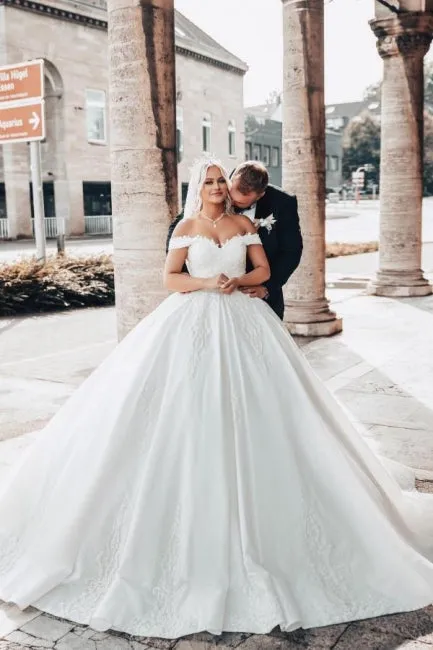 Off-The-Shoulder Sweetheart Stain Ball Gown Wedding Dress with Appliques